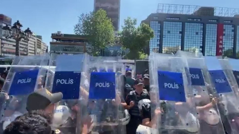 Haklarn isteyen emekliler Ankara'da gözaltna alnd