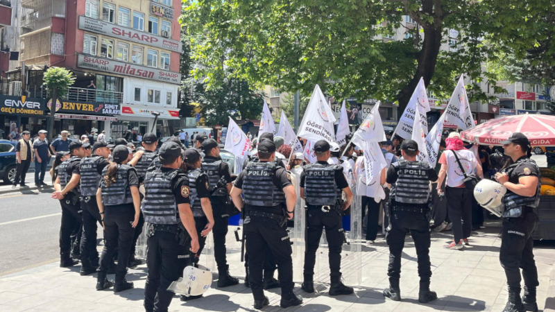 Özel sektör öretmenleri ikenceyle gözaltna alnd