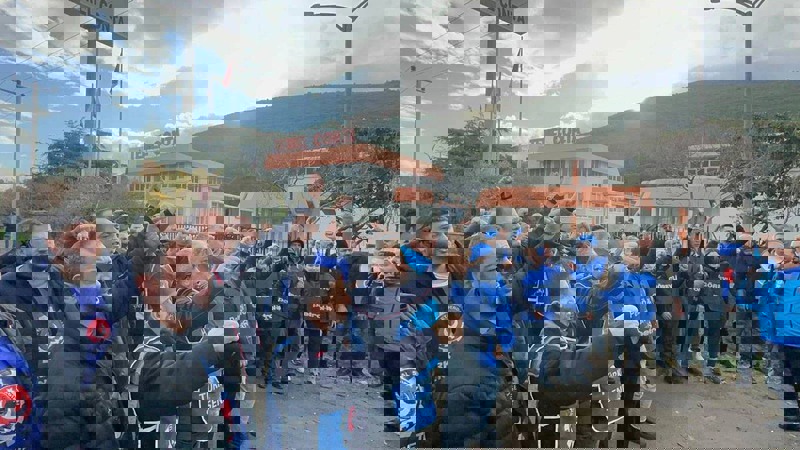 Grevdeki Temel Conta i�çilerinin evlerine polis bask�n�