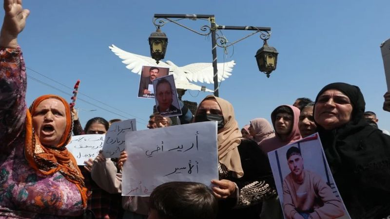 Rojaval� komünistler esirler için alanlara ç�kt�