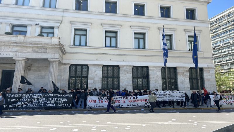 Atina belediyesinin önünde eylem:  Prosfygika'n�n yan�nday�z