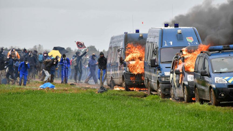 Fransa'da su eyleminde on binlerce kişi polisle çatıştı