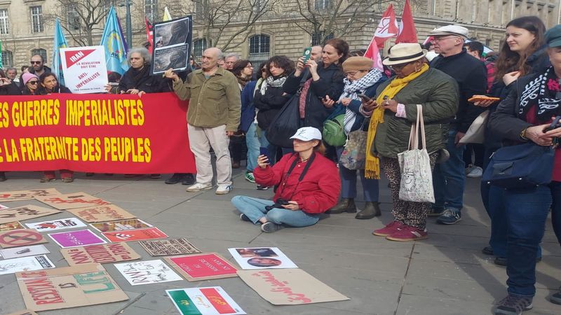 �ran'a yönelik sald�r� Paris'te protesto edildi