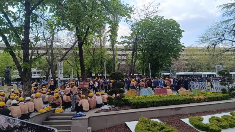 Bakanl��a yürüyen madencilere polis sald�r�s�: ��çiler direni�i sürdürüyor