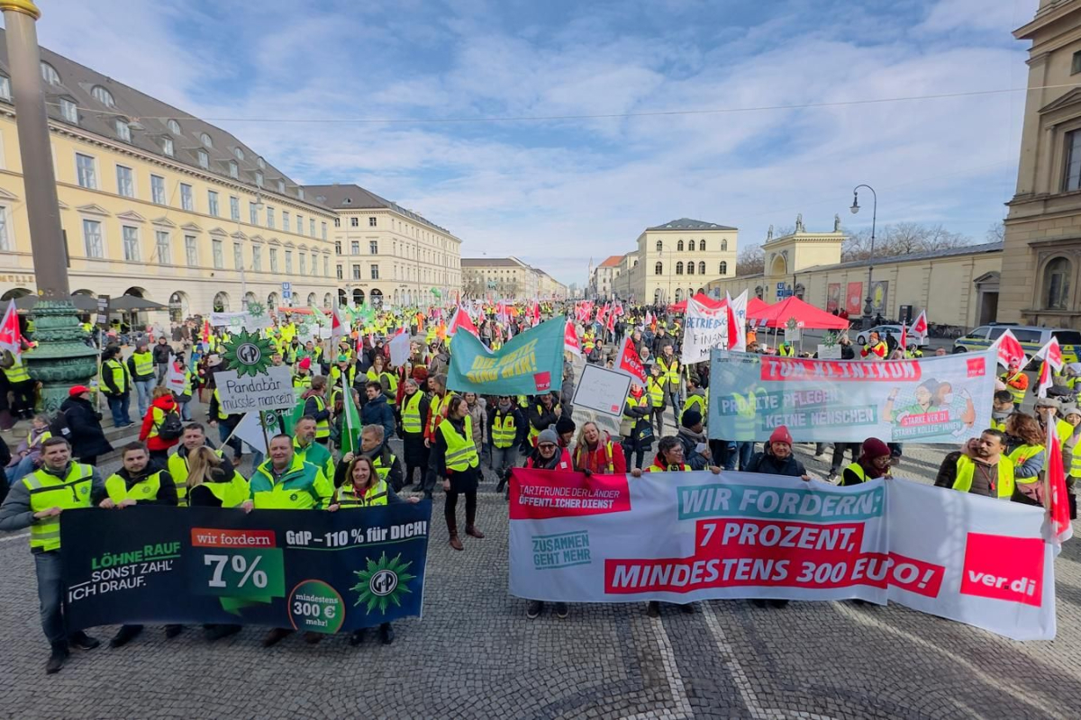 Almanya'da kamu çal��anlar� uyar� grevleri yap�yor