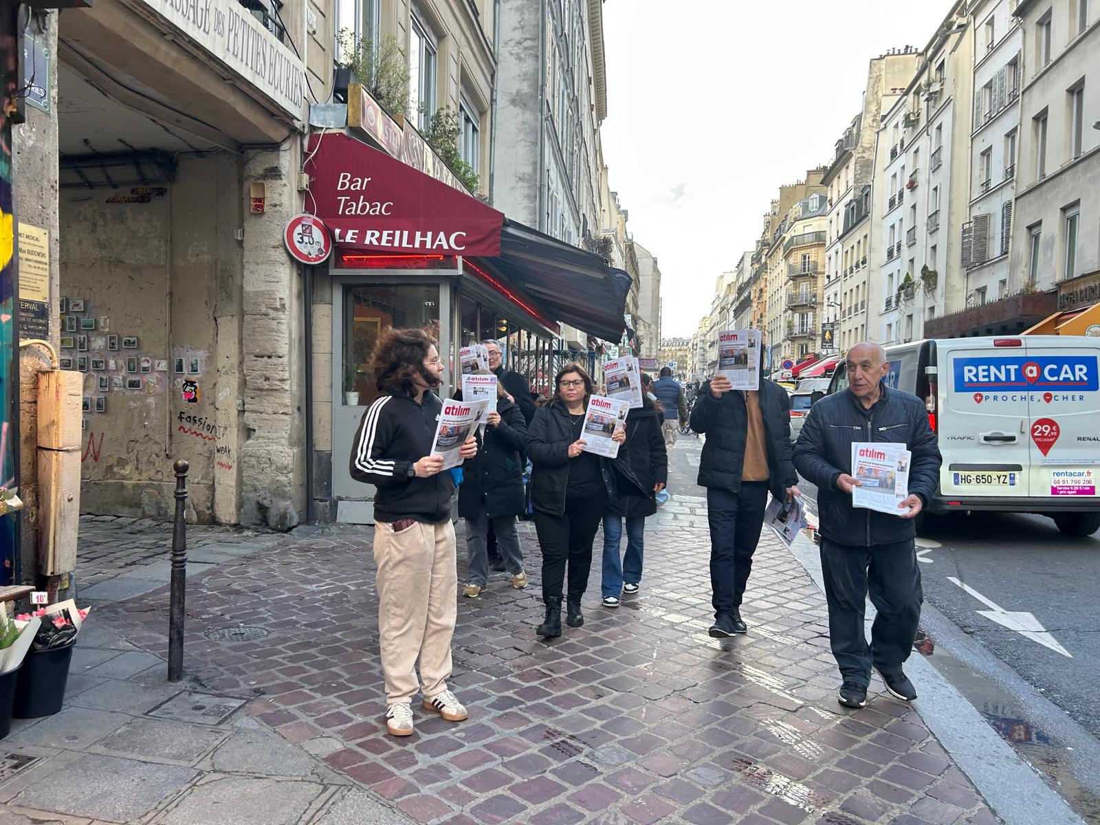 At�l�m gazetesi Paris sokaklar�nda